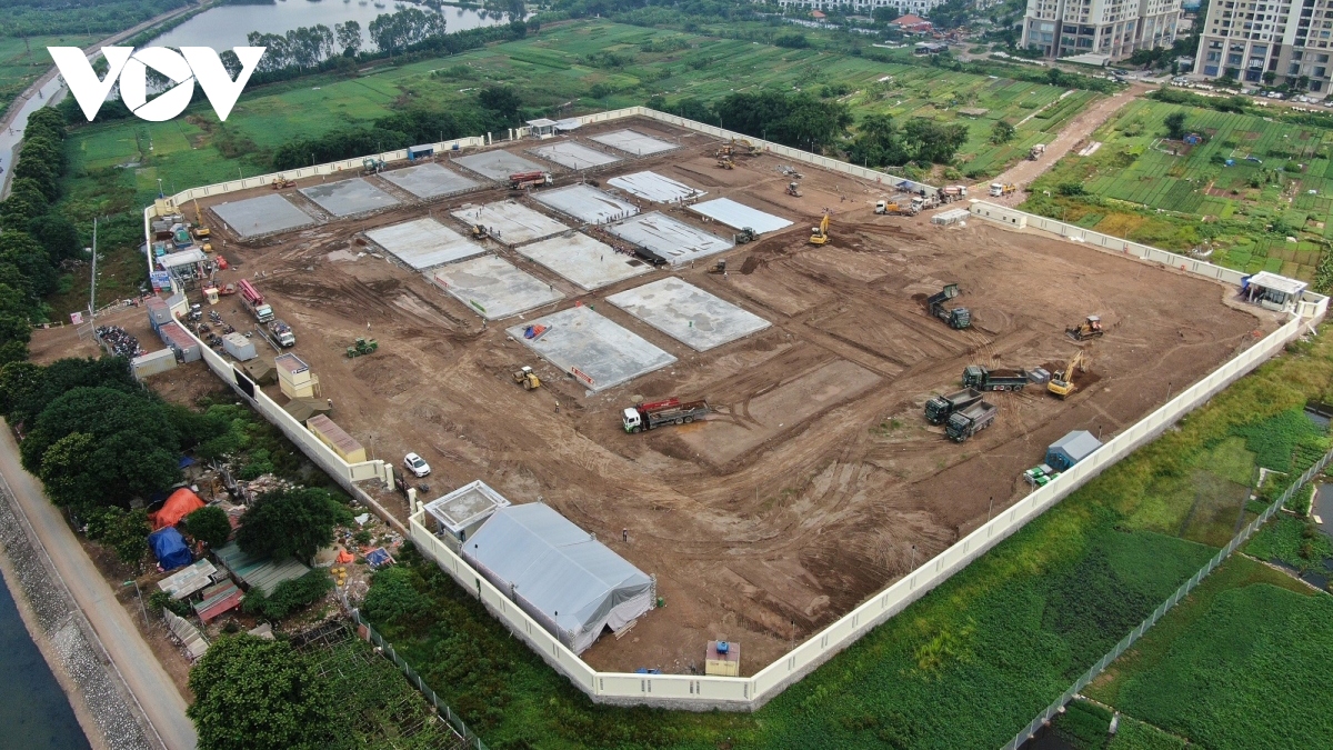 Large field hospital for severely-ill COVID-19 patients takes shape in Hanoi